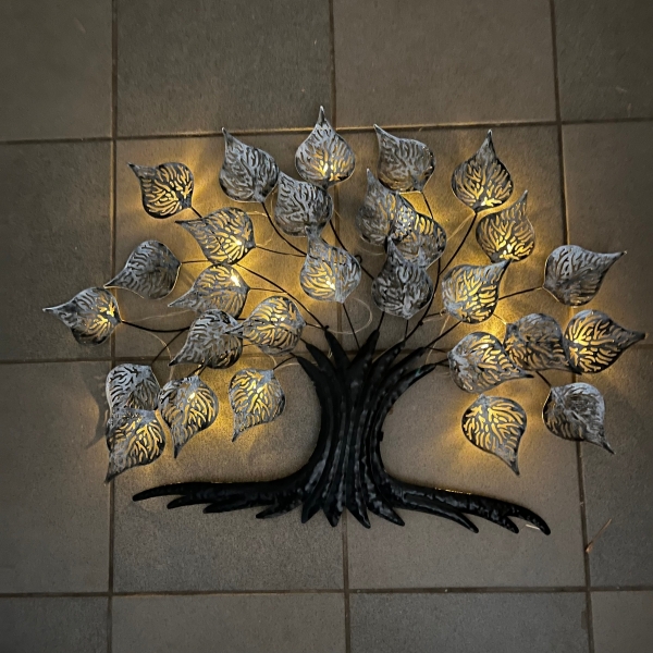 Kovová dekorácia na stenu strom s LED svetlom 77x56cm