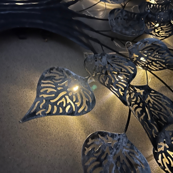 Kovová dekorácia na stenu strom s LED svetlom 77x56cm