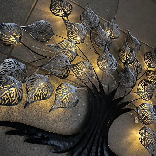 Kovová dekorácia na stenu strom s LED svetlom 77x56cm
