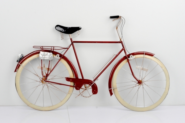 Kovová nástenná dekorácie červené koleso 89x53x5cm