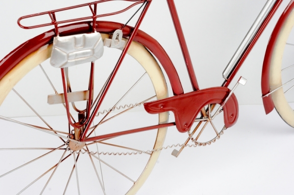 Kovová nástenná dekorácie červené koleso 89x53x5cm