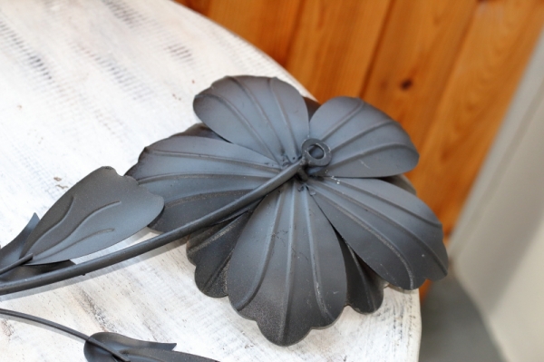 Kovová nástenná dekorácia na stenu