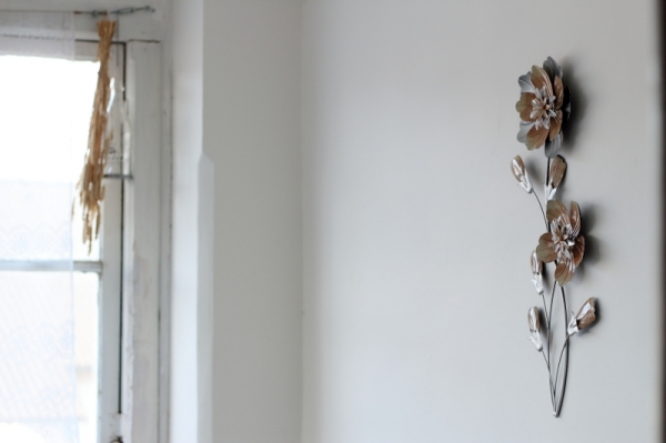 Kovová nástenná dekorácia na stenu