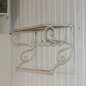 Kovová polica s háčikmi 60cm