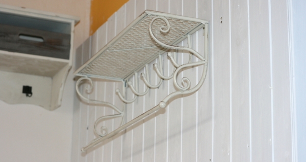 Kovová polica s háčikmi 60cm