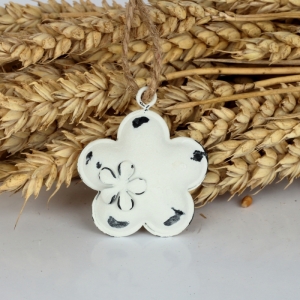 Kovová závesná dekorácia kvetina 4,5 × 4,5 × 1,3cm