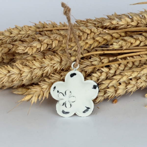 Kovová závesná dekorácia kvetina 4,5 × 4,5 × 1,3cm