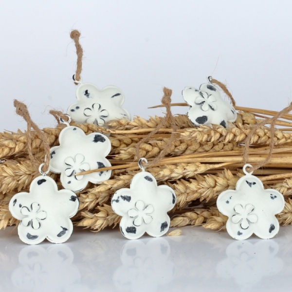 Kovová závesná dekorácia kvetina 4,5 × 4,5 × 1,3cm