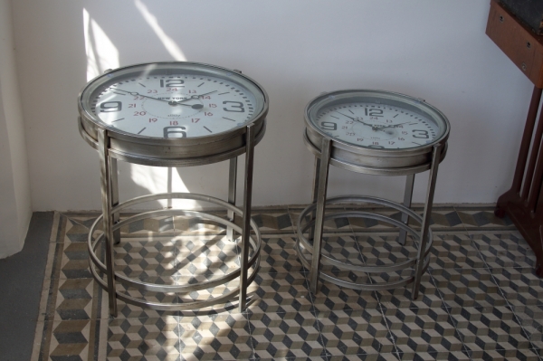 Kovový stôl - hodiny 42,4×54,2×42,4cm