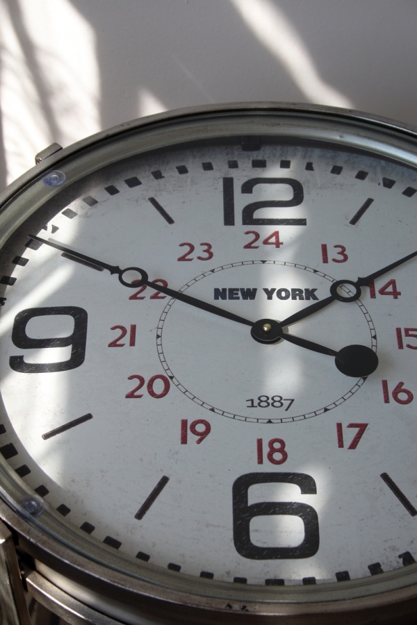 Kovový stôl - hodiny 42,4×54,2×42,4cm