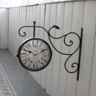 Kovové obojstranné hodiny s veľkými číslami 24 cm