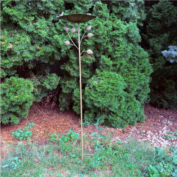 Kovové vrecko pre vtáky so zápichom list s vtáčikmi medené 108 cm