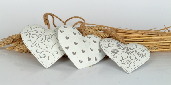 Kovové závesné srdce s motívom kvetín 13×22×3cm