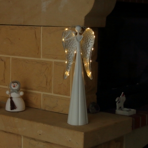 Kovový anjel dekorácie s flautou LED