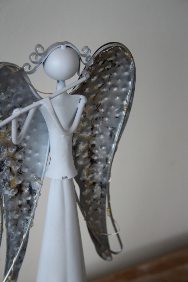 Kovový anjel dekorácie s flautou LED