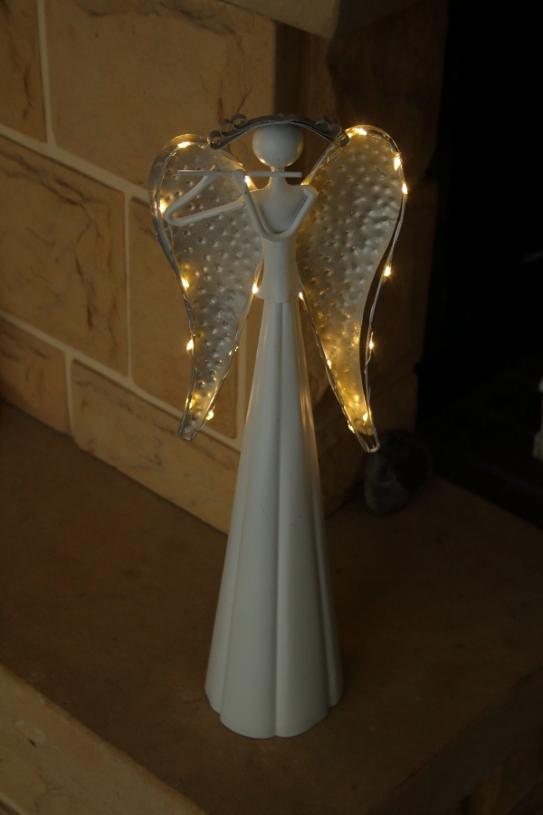 Kovový anjel dekorácie s flautou LED