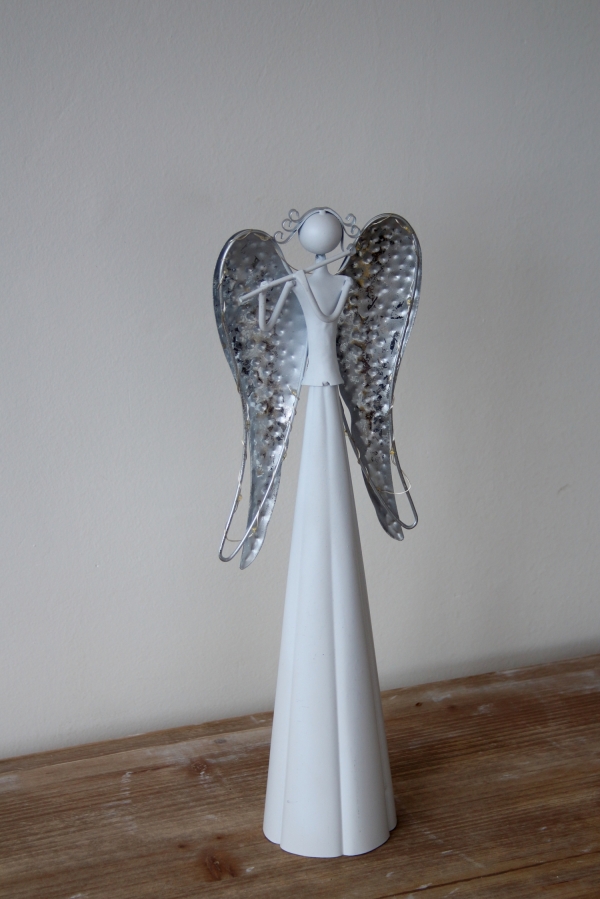 Kovový anjel dekorácie s flautou LED