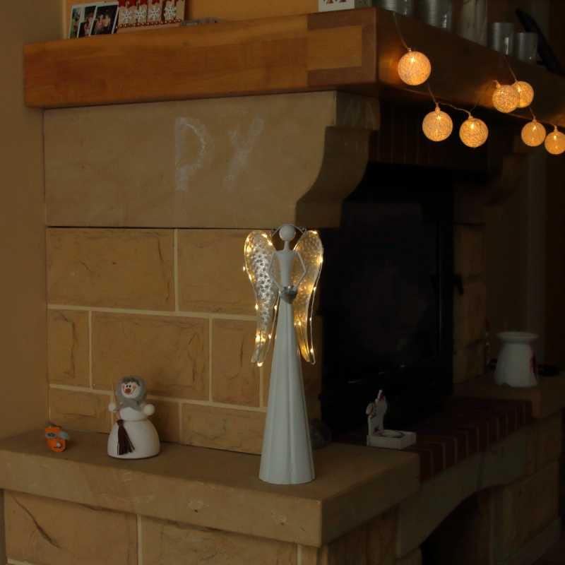 Kovový anjel so srdcom LED