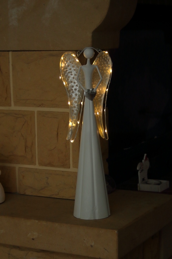 Kovový anjel so srdcom LED