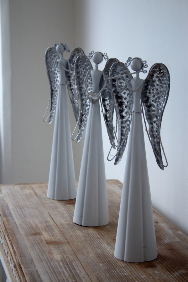 Kovový anjel so srdcom LED