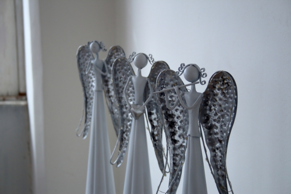 Kovový anjel so srdcom LED