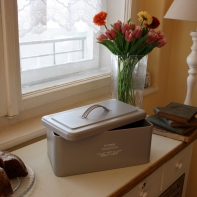 Kovový chlebník Kitchen Collection 31x18cm