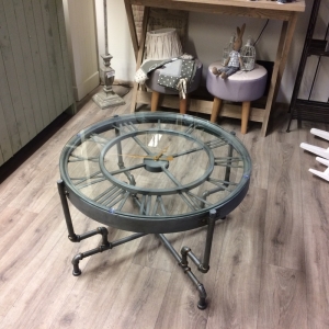 Kovový konferenčný stôl hodiny 67 × 44,5 × 67cm