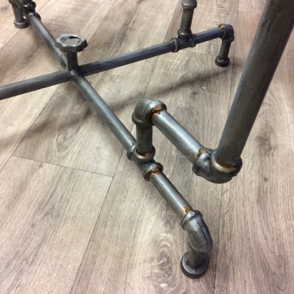 Kovový konferenčný stôl hodiny 67 × 44,5 × 67cm