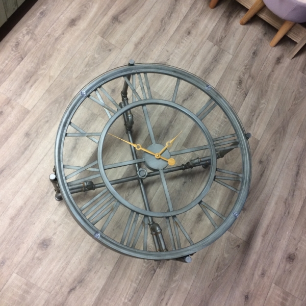 Kovový konferenčný stôl hodiny 67 × 44,5 × 67cm