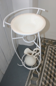 Kovový kúpeľňový stojan biely 80 cm