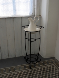 Kovový kúpeľňový stojan čierny 80cm