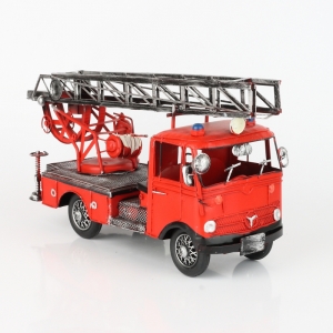 Kovový model hasičského auta s rebríkom 36x11cm