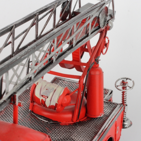 Kovový model hasičského auta s rebríkom 36x11cm