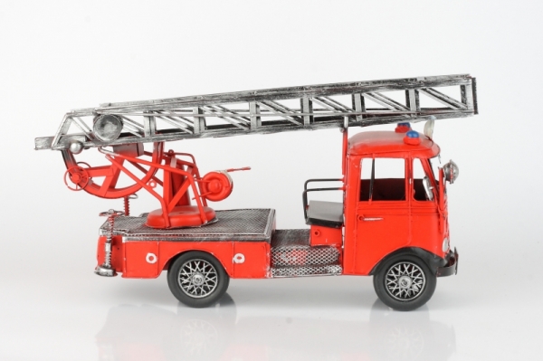 Kovový model hasičského auta s rebríkom 36x11cm