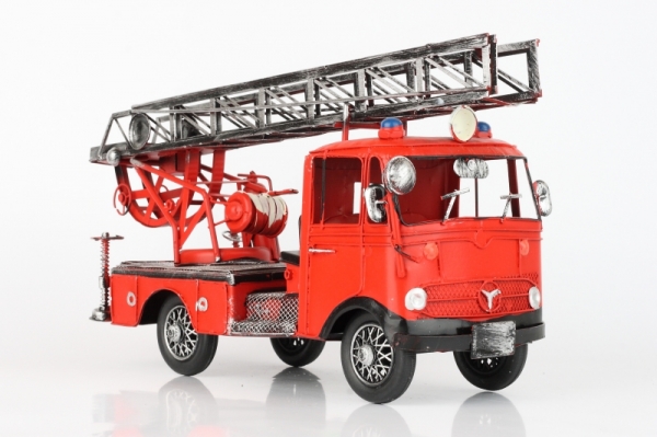 Kovový model hasičského auta s rebríkom 36x11cm