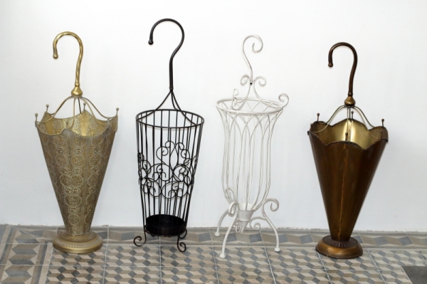 Kovový stojan na dáždniky