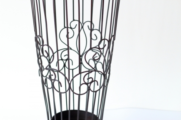 Kovový stojan na dáždniky