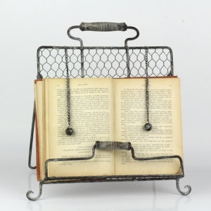 Kovový stojan na kuchárku s patinou