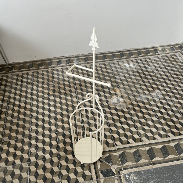 Kovový stojan na toaletný papier so zásobníkom - slonová kosť 86 cm