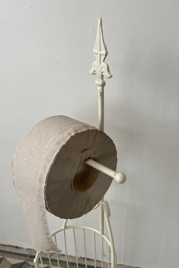Kovový stojan na toaletný papier so zásobníkom - slonová kosť 86 cm