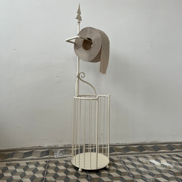 Kovový stojan na toaletný papier so zásobníkom - slonová kosť 86 cm