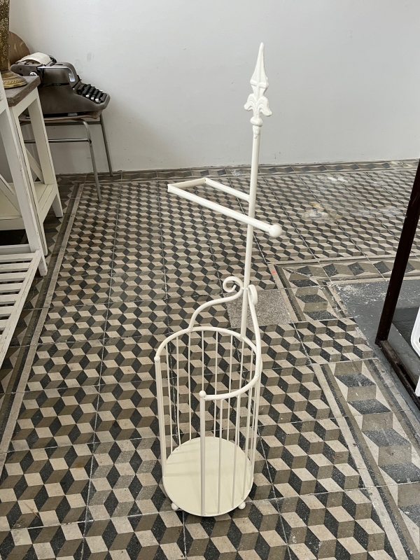 Kovový stojan na toaletný papier so zásobníkom - slonová kosť 86 cm