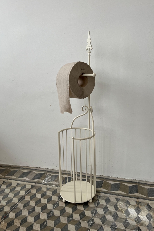 Kovový stojan na toaletný papier so zásobníkom - slonová kosť 86 cm
