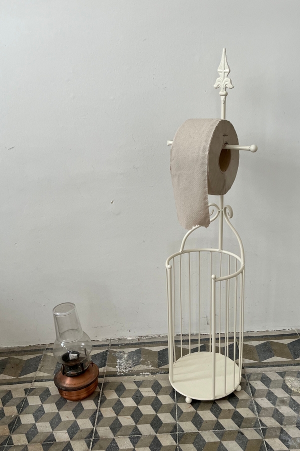 Kovový stojan na toaletný papier so zásobníkom - slonová kosť 86 cm