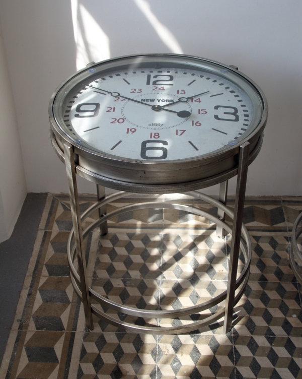 Kovový stôl - hodiny 52×60,7×52cm