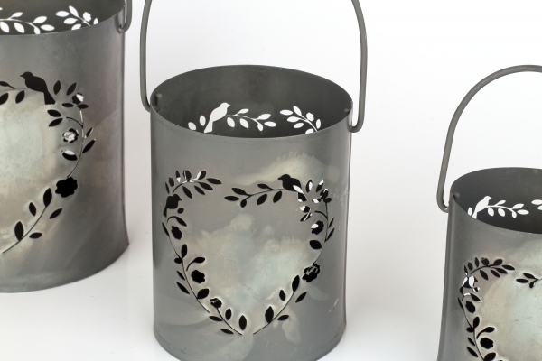 Kovový svietnik / lampáš so srdcom 3 ks sivý