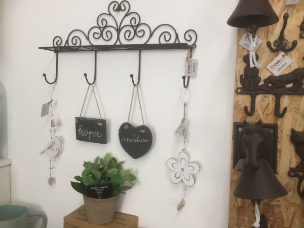 Kovový vešiačik s ornamentami 48cm