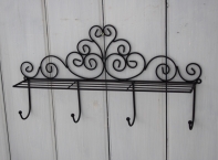 Kovový vešiačik s ornamentami 48cm