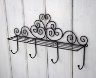 Kovový vešiačik s ornamentami 48cm