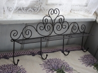 Kovový vešiačik s ornamentami 48cm